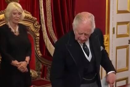 El gesto de fastidio de Carlos III