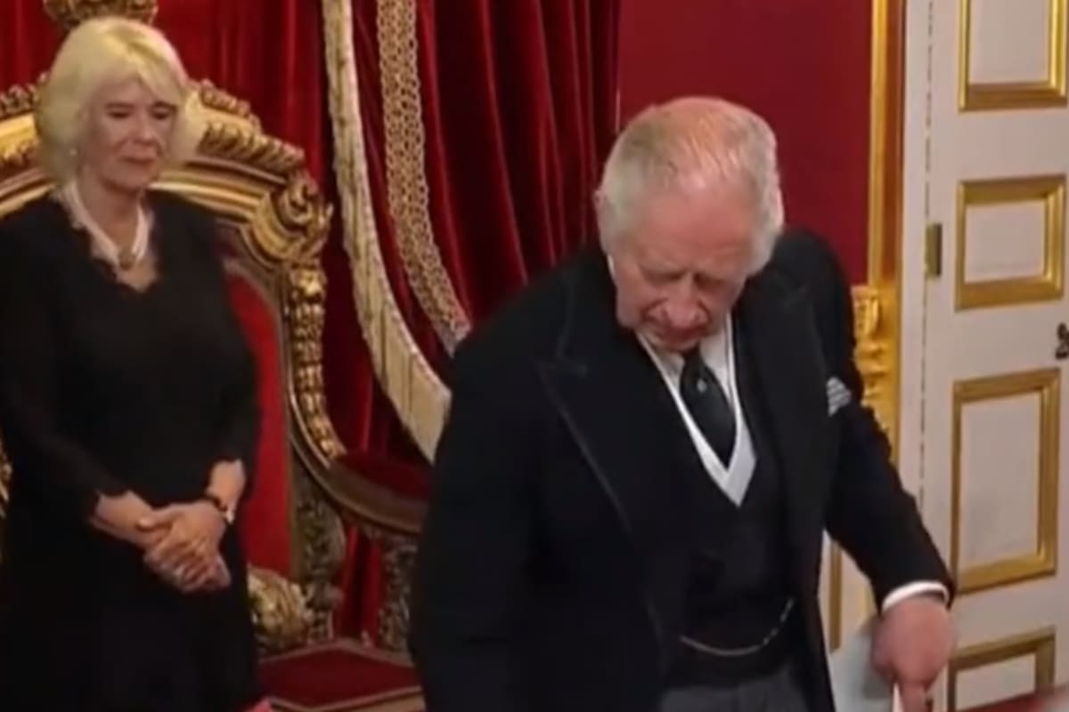 El gesto de fastidio de Carlos III durante la ceremonia de proclamación.