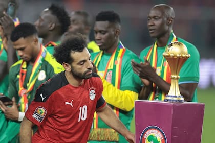 El gesto de frustración de Mohamed Salah, tras perder la final de la Copa Africana de 2021 ante Senegal; ahora va por la revancha