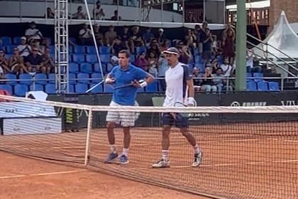 El gesto de imitación a un simio por parte del tenista venezolano Luis David Martínez luego de que perdiera en dobles con su compañero colombiano Cristian Rodríguez contra los brasileños Eduardo Ribeiro e Igor Marcondes en el Challenger de Itajaí.