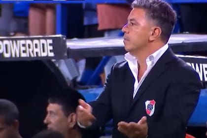 El gesto de impotencia de Gallardo luego de que se decretó el final de Vélez 1 vs. River O