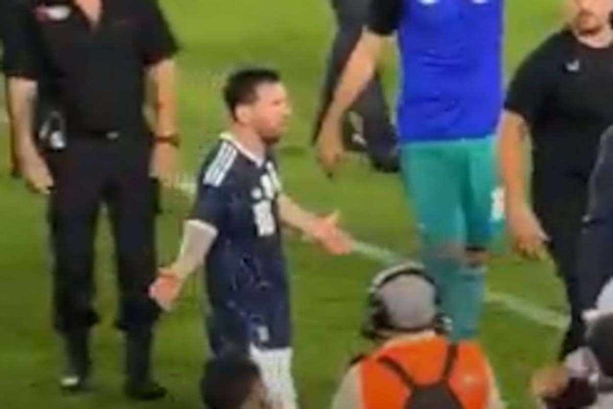 El gesto de incomodidad de Messi por el operativo de seguridad privada a su alrededor al finalizar el partido ante Zambia