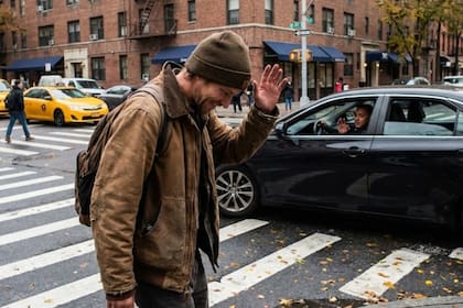 El gesto de levantar la mano para agradecer a los autos al cruzar la calle muestra rasgos de la personalidad