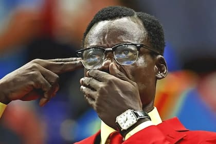 El gesto de Lumumba Vea sobre la pistola y la mano sobre su boca no tardó en dar la vuelta al mundo