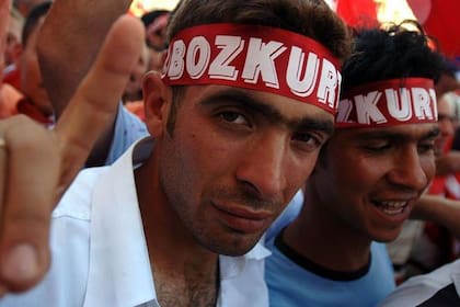 El gesto de mano, con los dedos imitando las orjeas y hocico de un lobo es el símbolo de los Lobos Grises