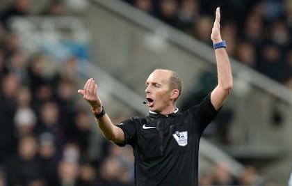 El gesto de Mike Dean durante un partido de la Premier League