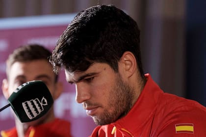 El gesto de preocupación de Carlos Alcaraz: sufrió una lesión en el isquiotibial de la pierna derecha y se bajó del Final 8 de la Copa Davis en Bolonia