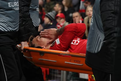 El gesto de preocupación de Lisandro Martínez, mientras es retirado en camilla en el estadio Old Trafford