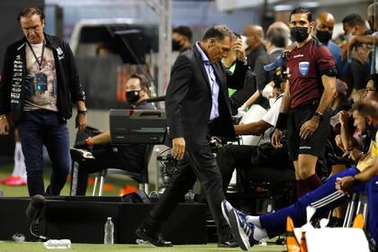 El gesto de preocupación de Miguel Ángel Russo durante el partido que disputan Boca Juniors y Santos por la semifinal de la Copa Libertadores.
