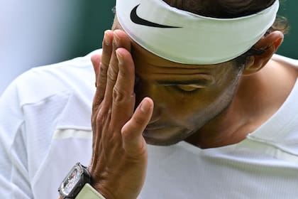 El gesto de preocupación de Nadal durante la victoria ante Fritz en los cuartos de final de Wimbledon: padece una lesión abdominal y está en duda para las semifnales.