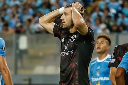 El gesto de Sauro es el de todo Huracán: al Globo se le escapó la chance de entrar en la Libertadores en la última jugada de la noche en Lima