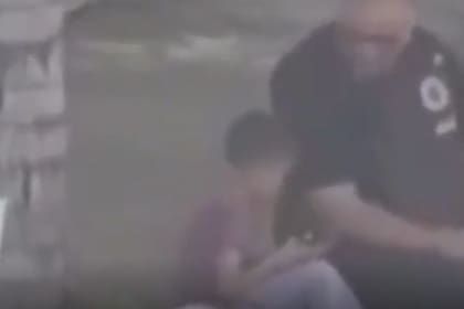 El gesto de un policía con una familia en Córdoba.