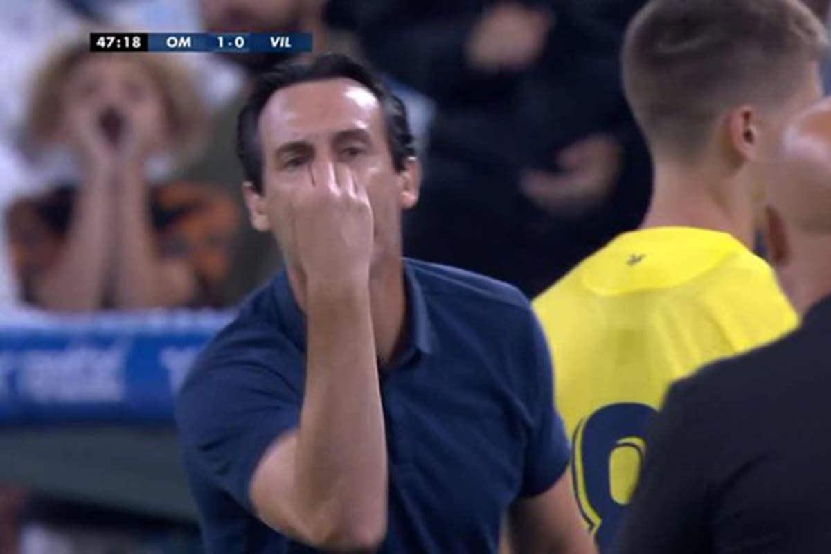 El gesto de Unai Emery con Jorge Sampaoli; los dos entrenadores casi se van a las manos durante el partido entre Marsella y Villarreal, que ganaron los franceses por 2-1.