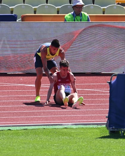 El gesto del atleta Nahuel Carabaña con su colega Axel Vang Christensen