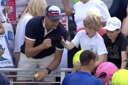 El gesto del hombre quedó grabado por las cámaras y su identidad se conoció por Internet