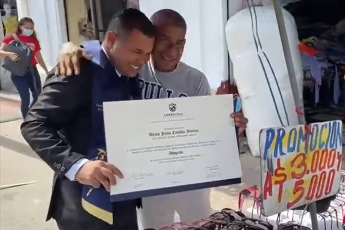 El gesto del joven provocó lágrimas en el comerciante informal