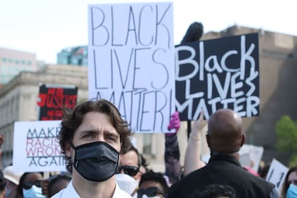 El gesto del primer ministro canadiense recorre el mundo: se arrodilló para demostrar su respeto en una manifestación contra el racismo