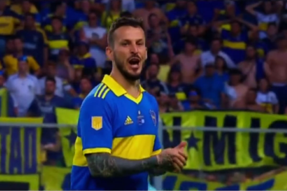 El gesto polémico de Benedetto; por esta acción el delantero de Boca fue expulsado y su equipo terminó en inferioridad numérica