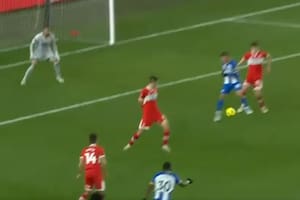 El gesto técnico de Mac Allister: un taco con el pie izquierdo detrás del derecho, la clave de su gol