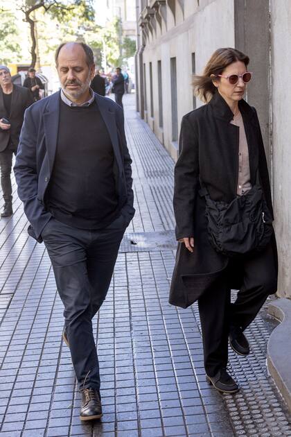 El gestor de arte y cultura y director ejecutivo
de la Asociación Amigos del Museo Nacional de
Bellas Artes Andrés Gribnicow, acompañado por su
mujer, Érica Rubinstein