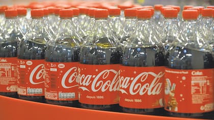 El gigante de las bebidas contempla la venta de la totalidad de sus operaciones
de fabricación y distribución en EE.UU. para abocarse a producir el concentrado