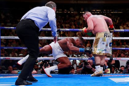 El gigante Joshua se derrumba por el poder de los puños de Ruiz; David venció a Goliat