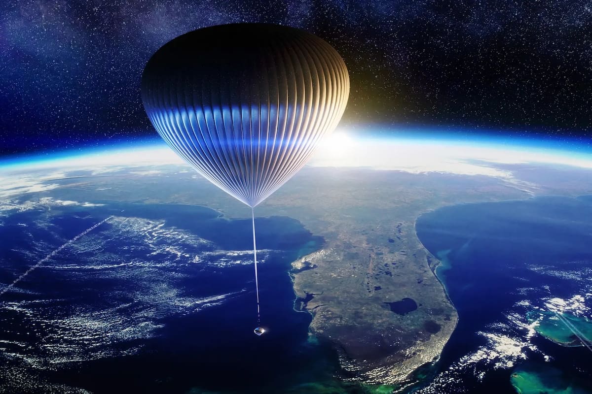 El gigantesco globo aerostático llevará una cápsula (que se aprecia en la imagen colgando de él) hasta los 30 km de altura