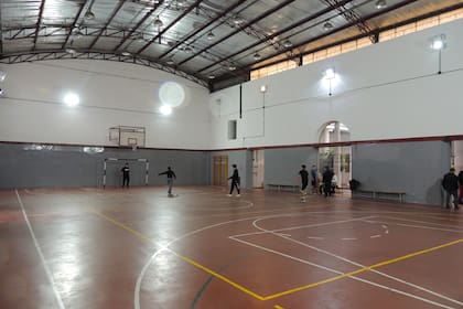 El gimnasio cubierto junto a un patio con cancha de futsal