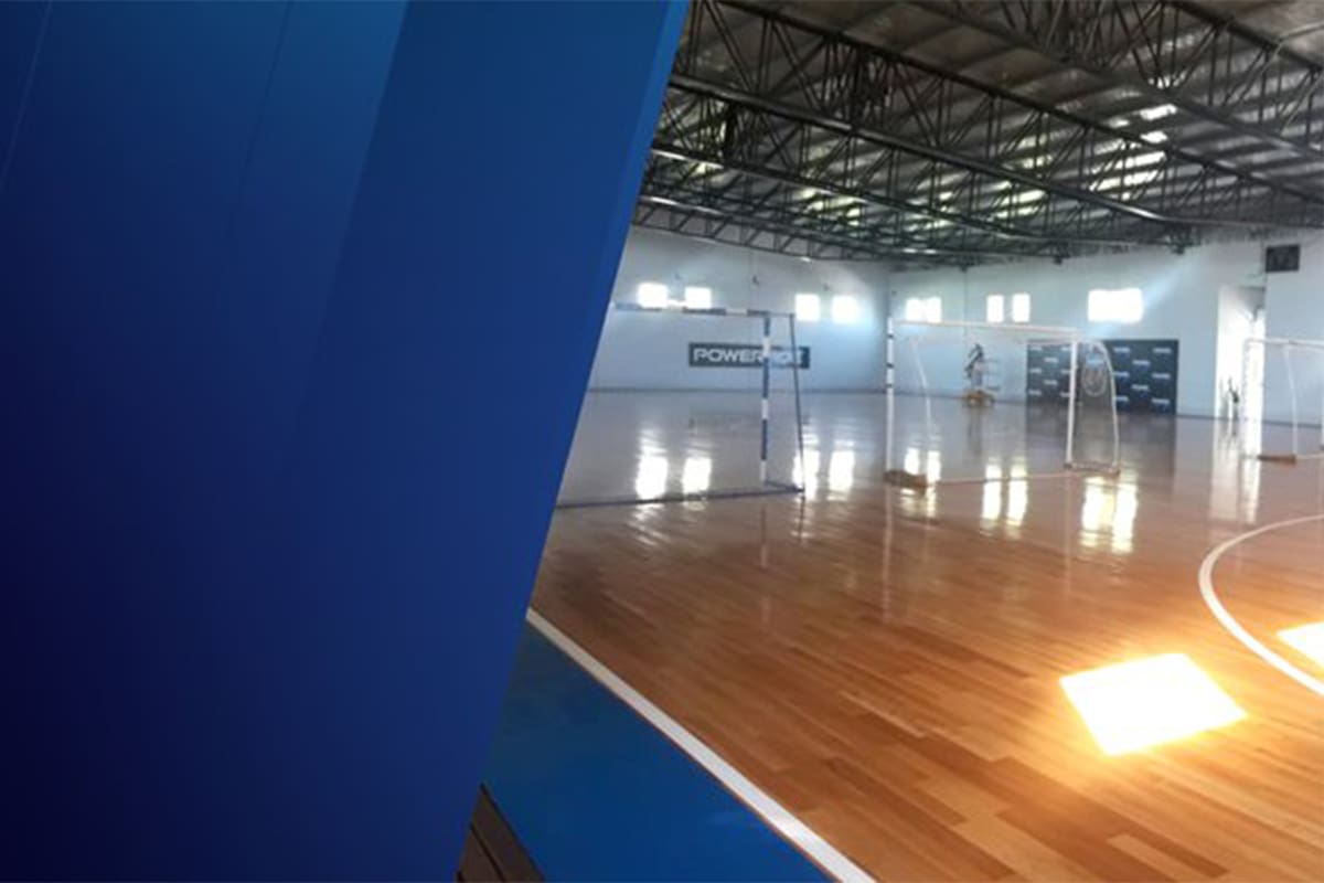 El gimnasio de futsal donde el doctor Villani y el director Moschella dirigen la logística de preparación para instalar las 120 camas.