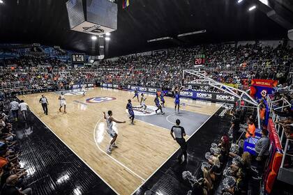 El gimnasio Luis Ramos, de Puerto La Cruz, completo al alojar un atractivo Venezuela 66 vs. Argentina 69.