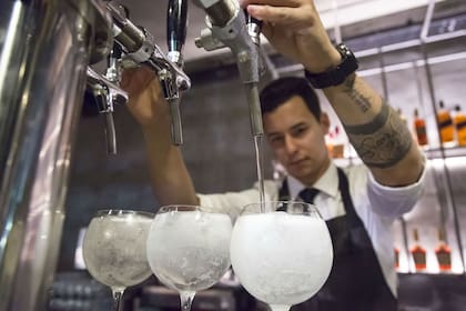 El gin tonic sale frío de las canillas
