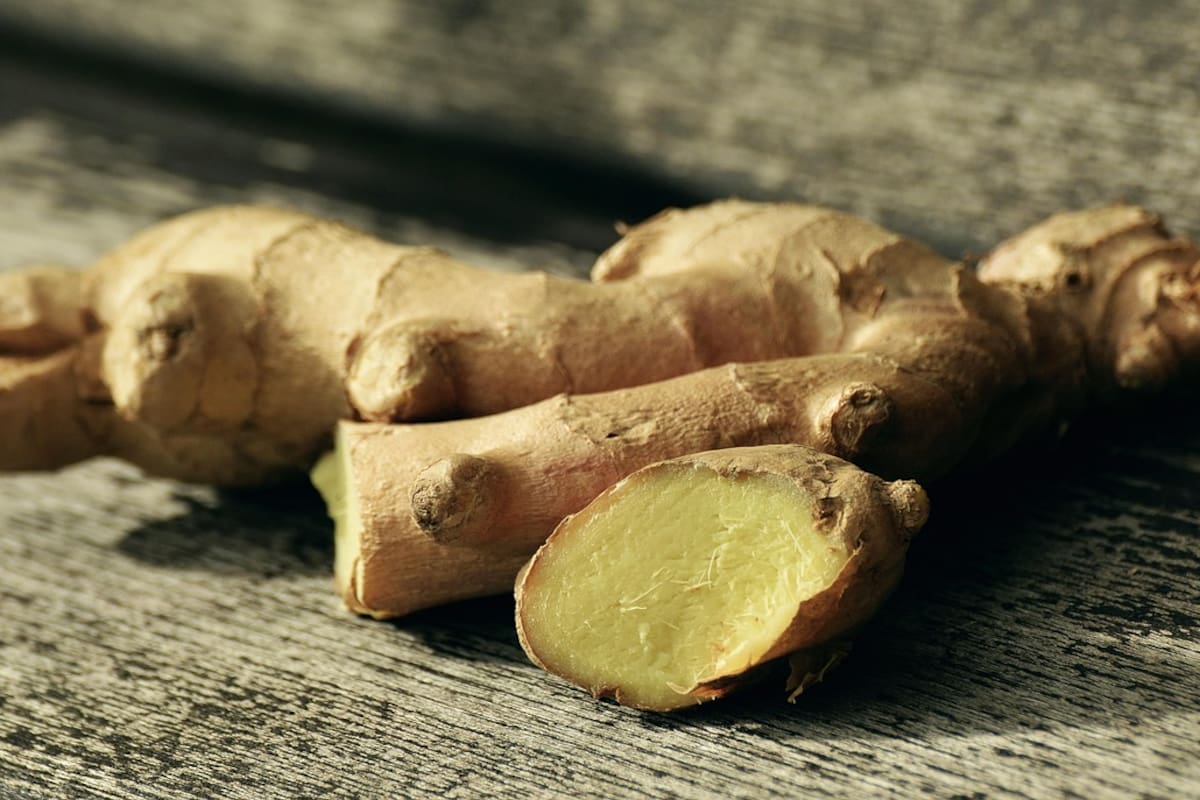 El gingerol es el principal compuesto activo del jengibre fresco y es responsable de su sabor picante característico y de muchos de sus beneficios para la salud.