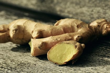 El gingerol es el principal compuesto activo del jengibre fresco y es responsable de su sabor picante característico y de muchos de sus beneficios para la salud.
