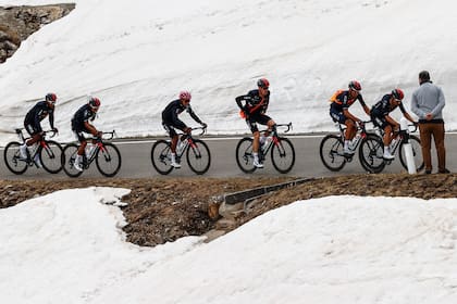 El Giro de Italia llega a su final, con el colombiano Egan Bernal (tercero desde la izquierda) en la delantera y los argentinos Eduardo Sepúlveda y Maximiliano Richeze en el pelotón.