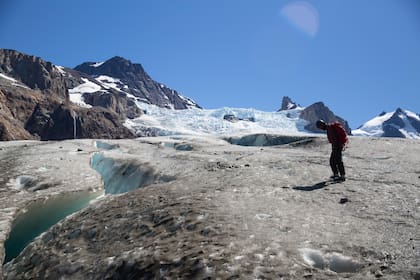 El glaciar está atravesado por sumideros celestes.