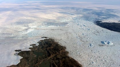 El estudio señala que la aceleración del flujo de los glaciares explica gran parte de la pérdida de masa de hielo en los polos