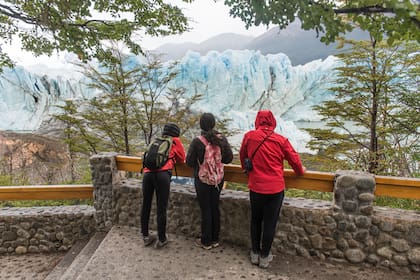 El glaciar Perito Moreno es uno de los destinos locales más visitados por los turistas, tanto argentinos como extranjeros