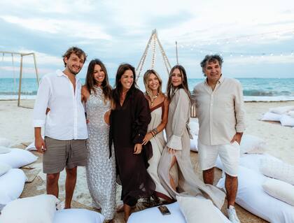 El glam team de Pampita: Valentín Epinal (peindor), Estefanía Novillo, Mechi Ugarte (su estilista) y Giuliana Guagnini (estilista y productora de moda). Junto a ellos, uno de los amigos más cercanos de la modelo