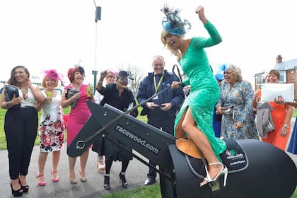 El glamour de las chicas invade la celebración del Grand National: es tradición que en uno de los tres días del festival, las protagonistas sean las espectadoras.