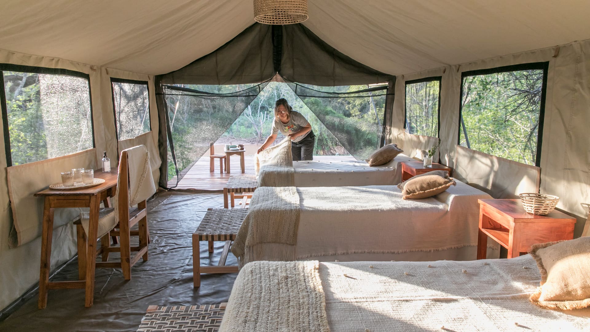 El glamping está equipado con tres camas con somier y baño con agua caliente.