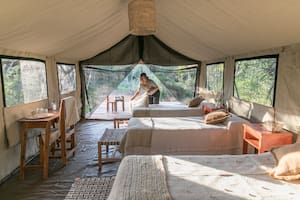 El glamping está equipado con tres camas con somier y baño con agua caliente.