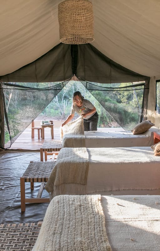 El glamping está equipado con tres camas con somier y baño con agua caliente.