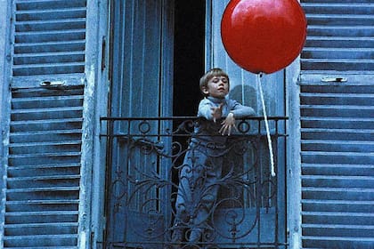 El globo rojo, inolvidable mediometraje que el francés Albert Lamorisse estrenó en 1956, es un canto a la infancia y su capacidad para hechizar hasta al más común de los objetos