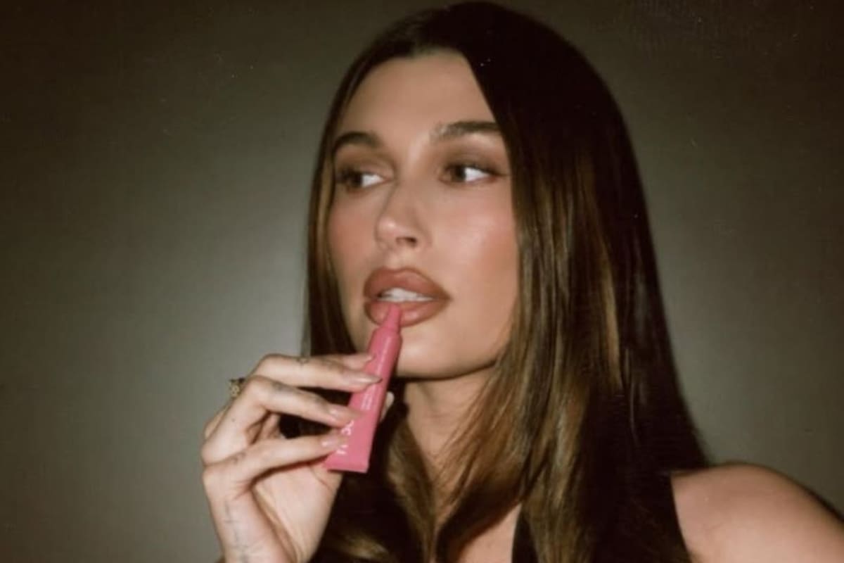 El gloss preferido de Hailey Bieber pertenece a la colección de su marca Rhode (Instagram/@haileybieber)