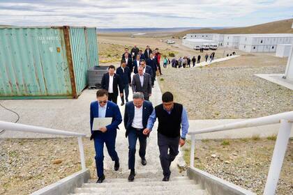 El gobeernador Claudio Vidal y los representantes de la China Energy, en la represa La Barrancosa, Santa Cruz.-