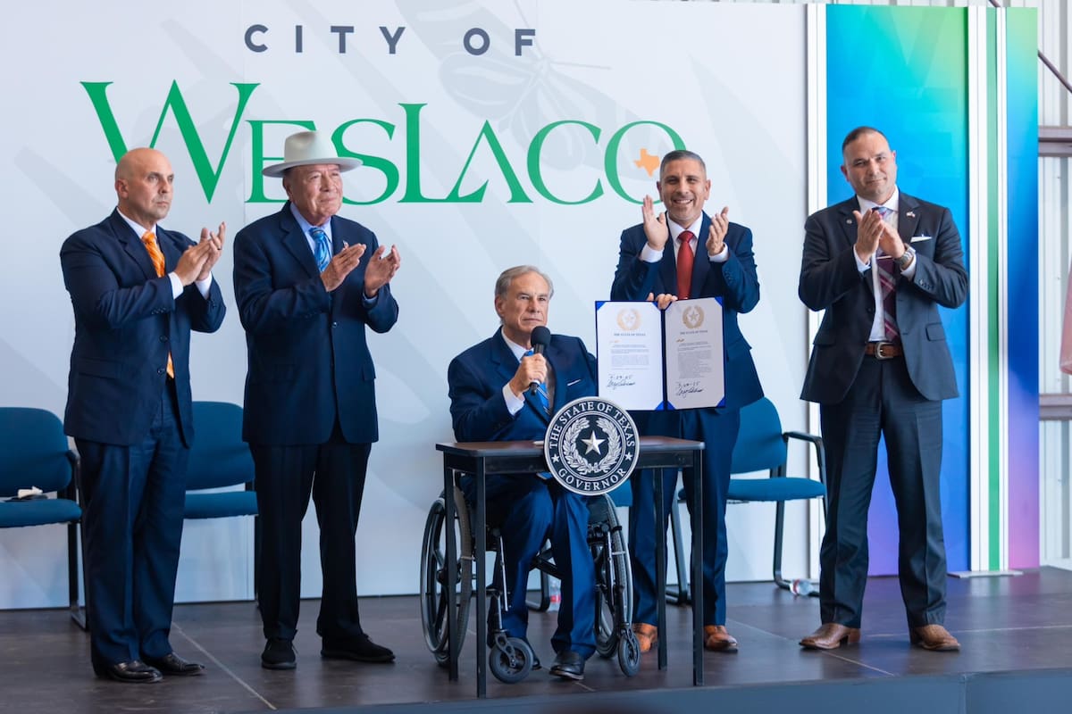 El gobernado de Texas, Greg Abbott, destinó 26 millones de dólares para fortalecer las instalaciones del Aeropuerto Mid-Valley y financiar proyectos de agua en el sur del estado