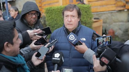 El gobernador Alberto Weretilneck, durante una conferencia de prensa en Bariloche