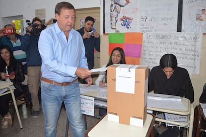 El gobernador Alberto Weretilneck votó en Cipolletti