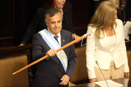 El gobernador Alfredo Cornejo, con el bastón de mando, junto a la vicegobernadora, Laura Montero.