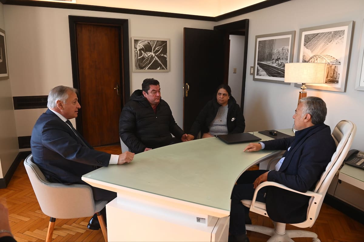 El gobernador Alfredo Cornejo (derecha) recibió a los padres de Alan Villouta junto al jefe de fiscales, Alejandro Gullé